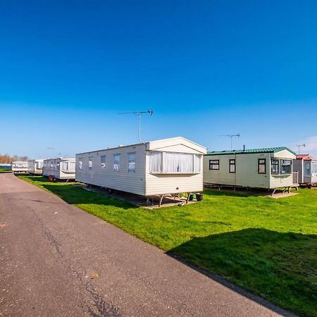 Caravan Beach Holiday Hotel Saint Osyth Exterior photo