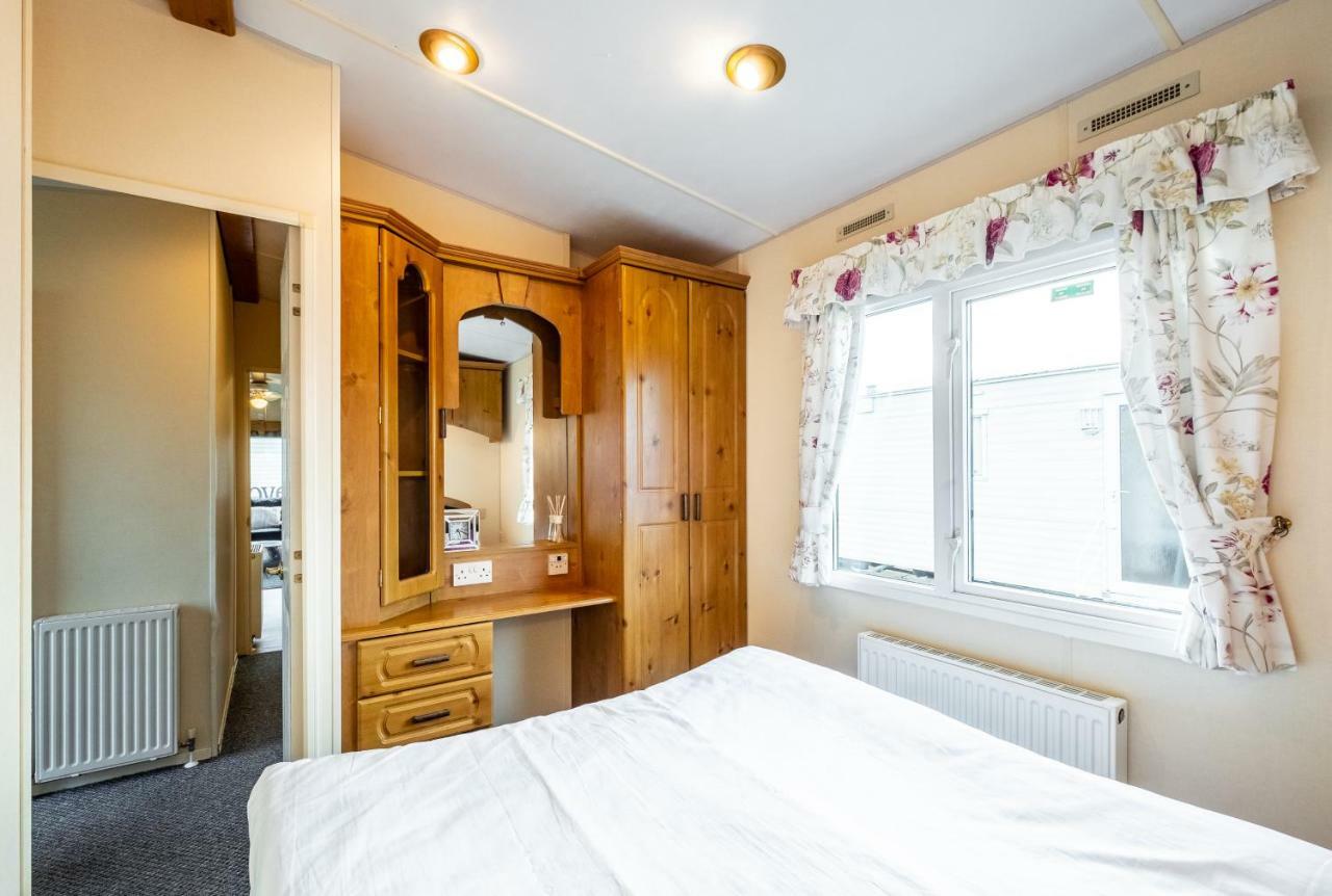 Caravan Beach Holiday Hotel Saint Osyth Exterior photo