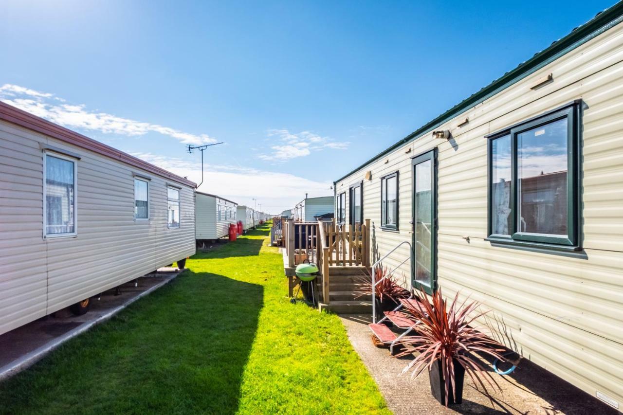 Caravan Beach Holiday Hotel Saint Osyth Exterior photo