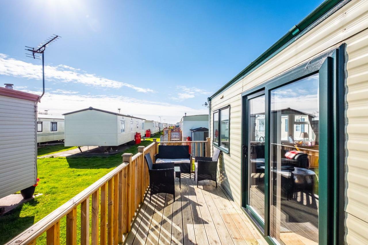 Caravan Beach Holiday Hotel Saint Osyth Exterior photo